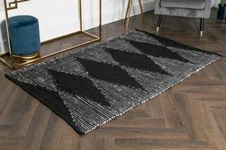 LEA DIAMOND DESIGN LEATHER AND COTTON FLOOR RUG IN BLACK/GREY : SIZE 120 X 180CM - RRP £130: LOCATION - CR7