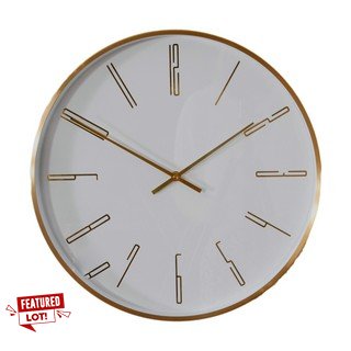 MODERN STYLE ANALOGUE WALL CLOCK IN GOLD: LOCATION - CR7