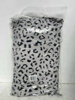 RECTANGULAR SCATTER CUSHION IN SNOW LEOPARD STYLE FINISH: LOCATION - CR10