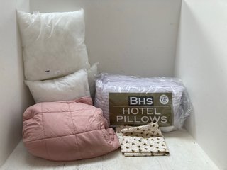 QTY OF ASSORTED ITEMS TO INCLUDE 3 X CUSHIONS IN WHITE: LOCATION - BR4