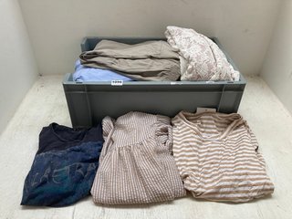 QTY OF ASSORTED CLOTHING ITEMS TO INCLUDE GANT BLUE & WHITE MEN'S SHIRT IN SIZE XL: LOCATION - BR4