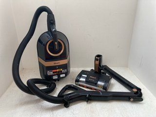 SHARK DUO VACUUM CLEANER IN BLACK & ROSE GOLD: LOCATION - BR5