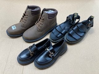 3 X ASSORTED FOOTWEAR ITEMS TO INCLUDE BLACK DR MARTENS SANDALS IN SIZE 6: LOCATION - BR5