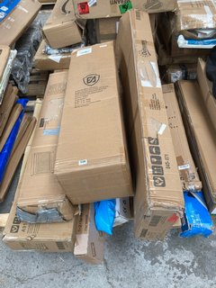 PALLET OF ASSORTED ITEMS TO INCLUDE EA FOLDING CAMP CHAIRS IN GREY: LOCATION - B7 (KERBSIDE PALLET DELIVERY)