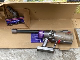 DYSON CORDLESS VACUUM CLEANER MODEL :6DN-UK-SKE2246A: LOCATION - B8