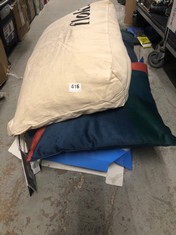 4 X ASSORTED BEDDING ITEMS TO INCLUDE JOHN LEWIS ANYDAY AFFINITY VELVET CUSHION - NAVY/ORANGE SIZE 50X50CM