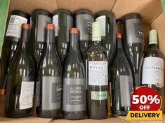 12 X BOTTLES OF ASSORTED WHITE WINE TO INCLUDE RUEDA VERDEJO VEGADELPAS 2022 DRY WHITE WINE 75CL (18+ ONLY) (COLLECTION DAYS MONDAY 19TH - WEDNESDAY 21ST AUGUST)