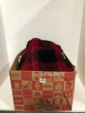 BOX OF ASSORTED BEDDING ITEMS TO INCLUDE BLANKET IN BLACK / RED