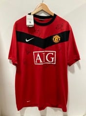 NIKE FITDRY MAN UTD FOOTY SHIRT RED SIGNED (NOT AUTHENTICATED) SIZE XL