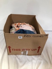 BOX OF ASSORTED KIDS CLOTHING TO INCLUDE NUTMEG DENIM SHORTS BLUE SIZE 8-9YRS