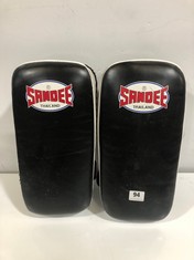 SANDEE THAILAND KICKPADS BLACK/WHITE RRP- £154.99