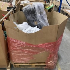 PALLET OF ASSORTED ITEMS TO INCLUDE PILLOWS IN WHITE