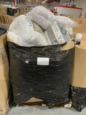 PALLET OF ASSORTED BEDDING TO INCLUDE BHS HOTEL PILLOW PAIR