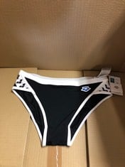 QUANTITY OF CLOTHING & APPAREL ITEMS TO INCLUDE ARENA SWIM PANTS SIZE UK 36: LOCATION - E