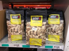 QUANTITY OF OUTDOOR & GARDEN ITEMS TO INCLUDE WEBER APPLE SMOKING WOOD CHIPS, BBQ ACCESSORIES: LOCATION - E