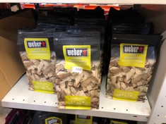 QUANTITY OF OUTDOOR & GARDEN ITEMS TO INCLUDE WEBER APPLE SMOKING WOOD CHIPS, BBQ ACCESSORIES: LOCATION - E