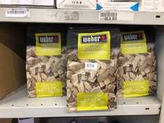 QUANTITY OF OUTDOOR & GARDEN ITEMS TO INCLUDE WEBER APPLE SMOKING WOOD CHIPS, BBQ ACCESSORIES: LOCATION - E