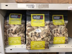 QUANTITY OF OUTDOOR & GARDEN ITEMS TO INCLUDE WEBER APPLE SMOKING WOOD CHIPS, BBQ ACCESSORIES: LOCATION - E