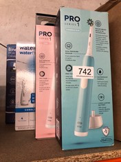 QUANTITY OF HEALTH & BEAUTY ITEMS TO INCLUDE ORAL-B PRO 1 ELECTRIC TOOTHBRUSHES FOR ADULTS WITH 3D CLEANING, 1 TOOTHBRUSH HEAD, GUM PRESSURE CONTROL, 2 PIN UK PLUG, BLUE: LOCATION - G