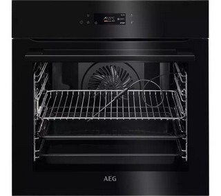 AEG BUILT IN PYROLYTIC SINGLE ELECTRIC OVEN: MODEL BPK748380B - RRP £959: LOCATION - C3