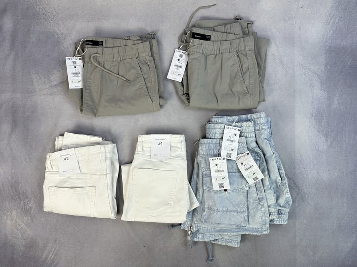 Bershka Various Items With Tags, 3x Skirts Size S,M,Xl, 2x Utility Trousers Size M,L And  2x Pairs Of White Jeans Size EUR 42,32 (MPSS03115114) (VAT ONLY PAYABLE ON BUYERS PREMIUM)