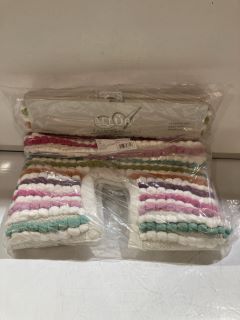 QTY OF ASSORTED ITEMS TO INCLUDE ALLURE BATH FASHIONS CALIFORNIA STRIPE PEDESTAL MAT