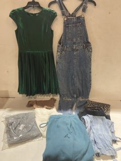 QTY OF ASSORTED ITEMS TO INCLUDE PRIMARK DENIM DUNGAREES SIZE 4