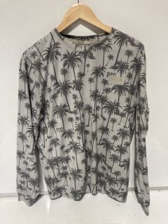 QTY OF ASSORTED ITEMS TO INCLUDE PUMA PTC PALM TREE LONG SLEEVE TOP MEDIUM