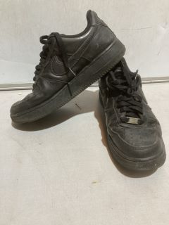 NIKE AIR FORCE 1 IN BLACK SIZE 7