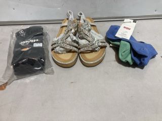 QTY OF ASSORTED ITEMS TO INCLUDE LEVIS 2 PAIR LOW CUT SOCKS