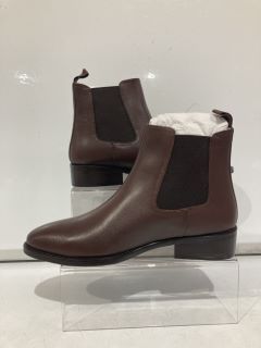 A QTY OF THE WHITE COMPANY ITEMS TO INCLUDE LEATHER CLASSIC CHELSEA BOOTS 40 CHOCOLATE TOTAL RRP £234