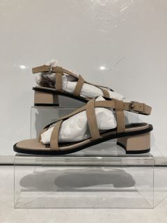 A QTY OF THE WHITE COMPANY ITEMS TO INCLUDE STRAPPY SQUARE TOE SANDAL 37 DARK GREY TOTAL RRP £178