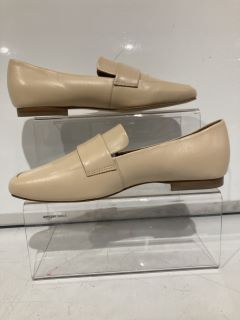 A QTY OF THE WHITE COMPANY ITEMS TO INCLUDE LEATHER SQUARE TOE LOAFER 37 BUTTERMILK TOTAL RRP £168