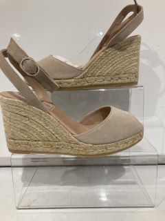 A QTY OF THE WHITE COMPANY ITEMS TO INCLUDE SUEDE WEDGE OPEN TOE SANDAL BROWN 37 TOTAL RRP £238