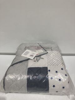 A QTY OF THE WHITE COMPANY ITEMS TO INCLUDE PATCHWORK STRIPE QUILTED BLANKET WHITE/BLUE TOTAL RRP £175