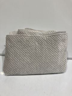 A QTY OF THE WHITE COMPANY ITEMS TO INCLUDE BROMPTON CUSHION COVER SILVER/GREY MEDIUM SQUARE TOTAL RRP £360