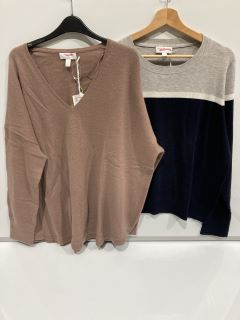 A QTY OF THE WHITE COMPANY ITEMS TO INCLUDE V NECK LONGLINE JUMPER WITH CASHMERE 18 VINTAGE ROSE TOTAL RRP £379