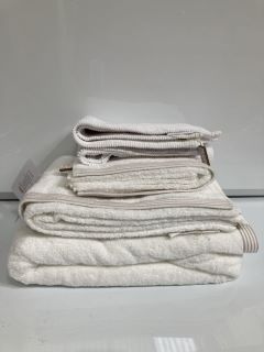 A QTY OF THE WHITE COMPANY ITEMS TO INCLUDE COLOUR STRIPED BORDER BATH TOWEL WHITE/PEBBLE TOTAL RRP £168