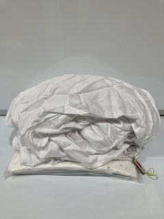 A QTY OF THE WHITE COMPANY ITEMS TO INCLUDE CRANLEIGH OXFORD PILLOWCASE WHITE/NAVY SUPERKING TOTAL RRP £403