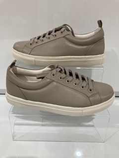 A QTY OF THE WHITE COMPANY ITEMS TO INCLUDE LEATHER LACE UP TRAINER 37 STONE TOTAL RRP £95