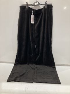 A QTY OF THE WHITE COMPANY ITEMS TO INCLUDE VELVET TROUSER 18 BLACK TOTAL RRP £267