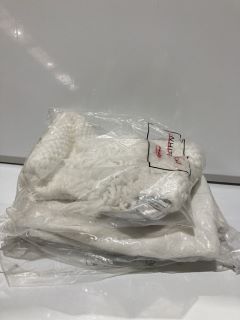 A QTY OF THE WHITE COMPANY ITEMS TO INCLUDE A TWC SIGNATURE BATH MAT WHITE TOTAL RRP £264