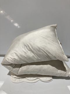 A QTY OF THE WHITE COMPANY ITEMS TO INCLUDE A MILLFIELD SCALLOP EDGE CUSHION COVER WHITE LARGE SQUARE TOTAL RRP £95