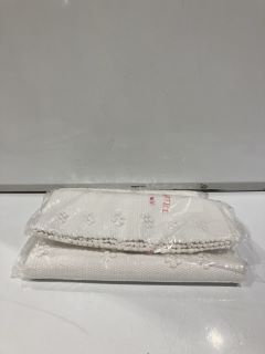 A QTY OF THE WHITE COMPANY ITEMS TO INCLUDE A BRITTANY CUSHION COVER WHITE/GREY MEDIUM SQUARE TOTAL RRP £89