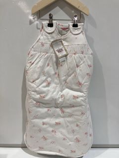 A QTY OF THE WHITE COMPANY ITEMS TO INCLUDE A DOVE CARDIGAN - 3-4Y - GREY - TOTAL RRP £176