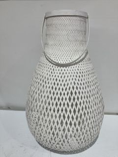 1 X THE WHITE COMPANY ITEMS TO INCLUDE WHITE BAMBOO LANTERN WHITE BAMBOO/GLASS TOTAL RRP £120