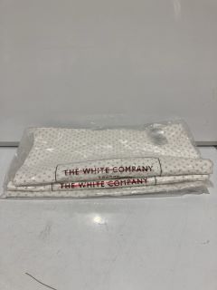 A QTY OF THE WHITE COMPANY ITEMS TO INCLUDE BRITTANY CUSHION COVER LARGE SQUARE WHITE/GREY TOTAL RRP £180