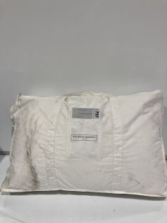 A QTY OF THE WHITE COMPANY ITEMS TO INCLUDE CANADIAN GOOSE DOWN PILLOW