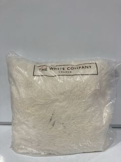 A QTY OF THE WHITE COMPANY ITEMS TO INCLUDE SHEEPSKIN CUSHION IVORY TOTAL RRP £80