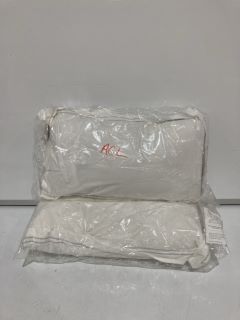 A QTY OF THE WHITE COMPANY ITEMS TO INCLUDE MR SCRIPTED PILLOW WHITE/SILVER TOTAL RRP £100